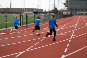 Atletiek 3 kids hardlopen tijdens de eerste training